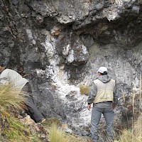 Huiñac Punta: brecciated silicifications with disseminated massive black-grey sulphides and oxides